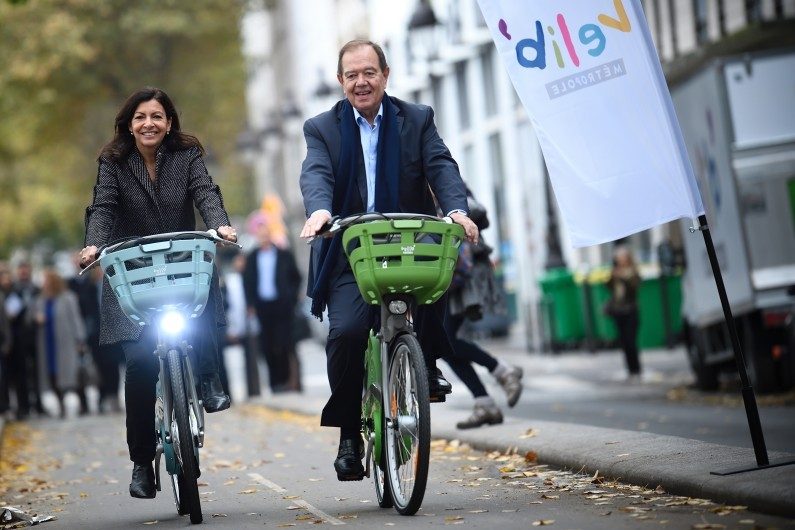 anne hidalgo sur un vélib à paris