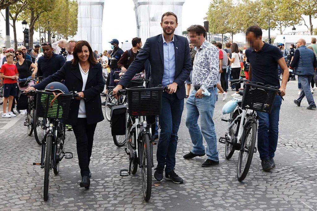 david belliard aux côtés d'anne hidalgo avec un vélo