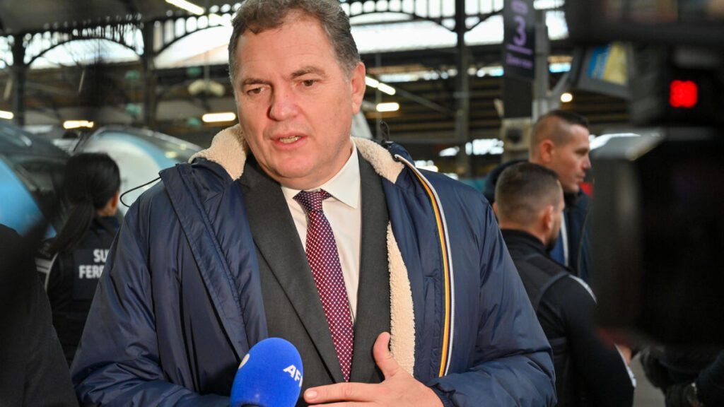 Philippe Tabarot ministre des transports dans une gare