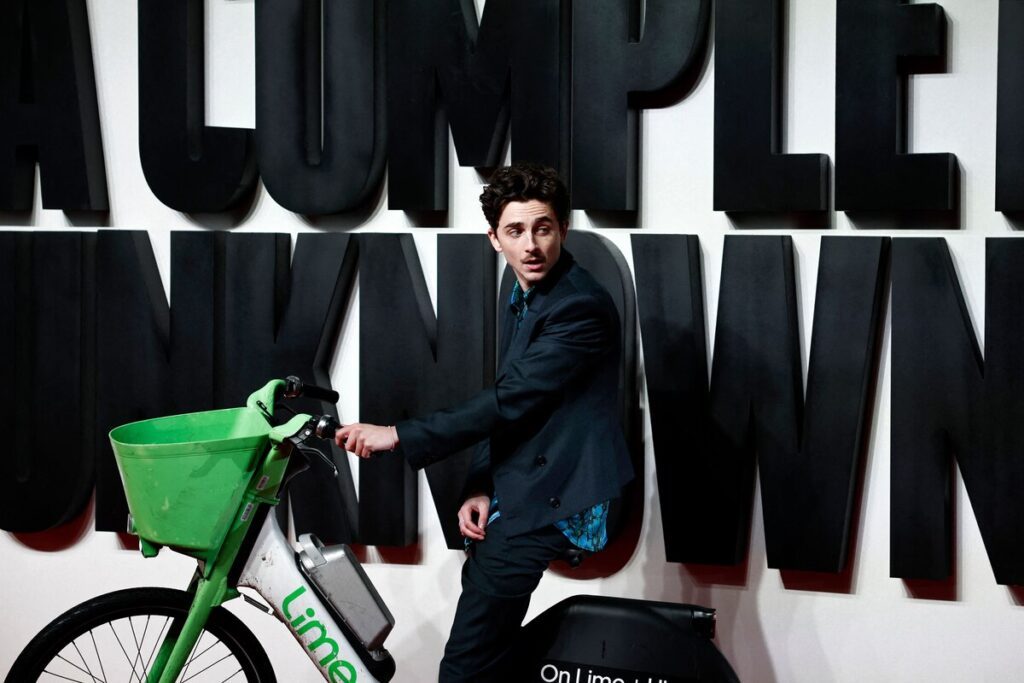 timothée chalamet arrive en vélo électrique à la première de son film a complete unknown à londres