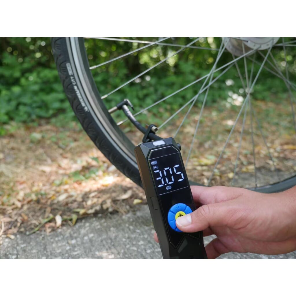 gonflage d'un vélo avec pompe électrique