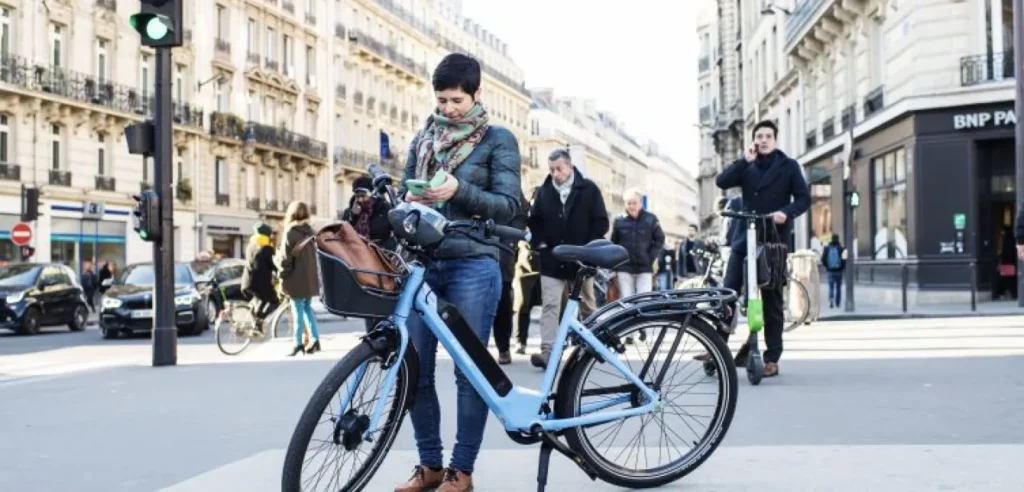 véligo garé dans les rue avec sa propriétaire