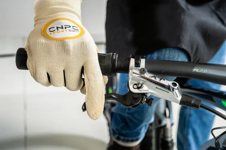 frein à disque hydraulique au niveau de la poignée