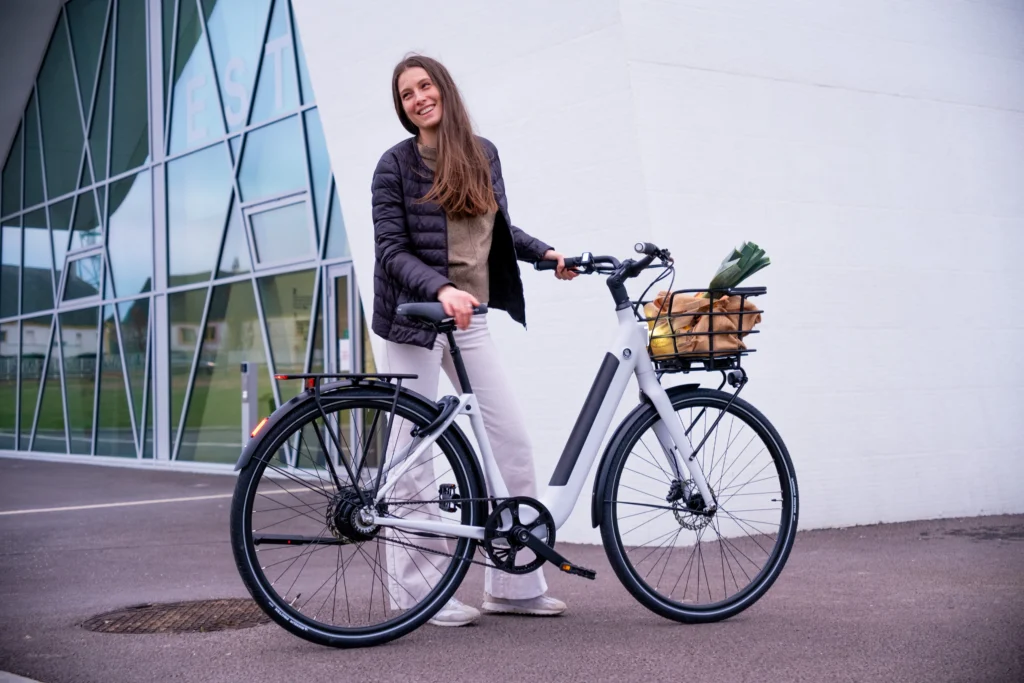 jeune femme avec ellipse e2 st et panier à l'avant